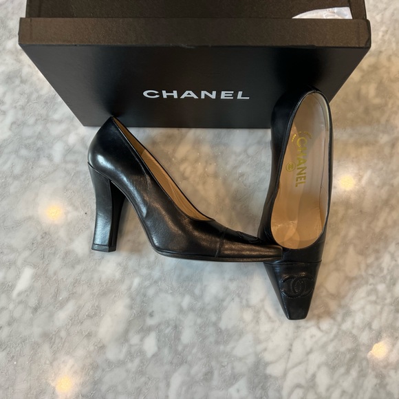 CHANEL CoCo Interlocking CC Black Lambskin Pumps - Picture 2 of 9